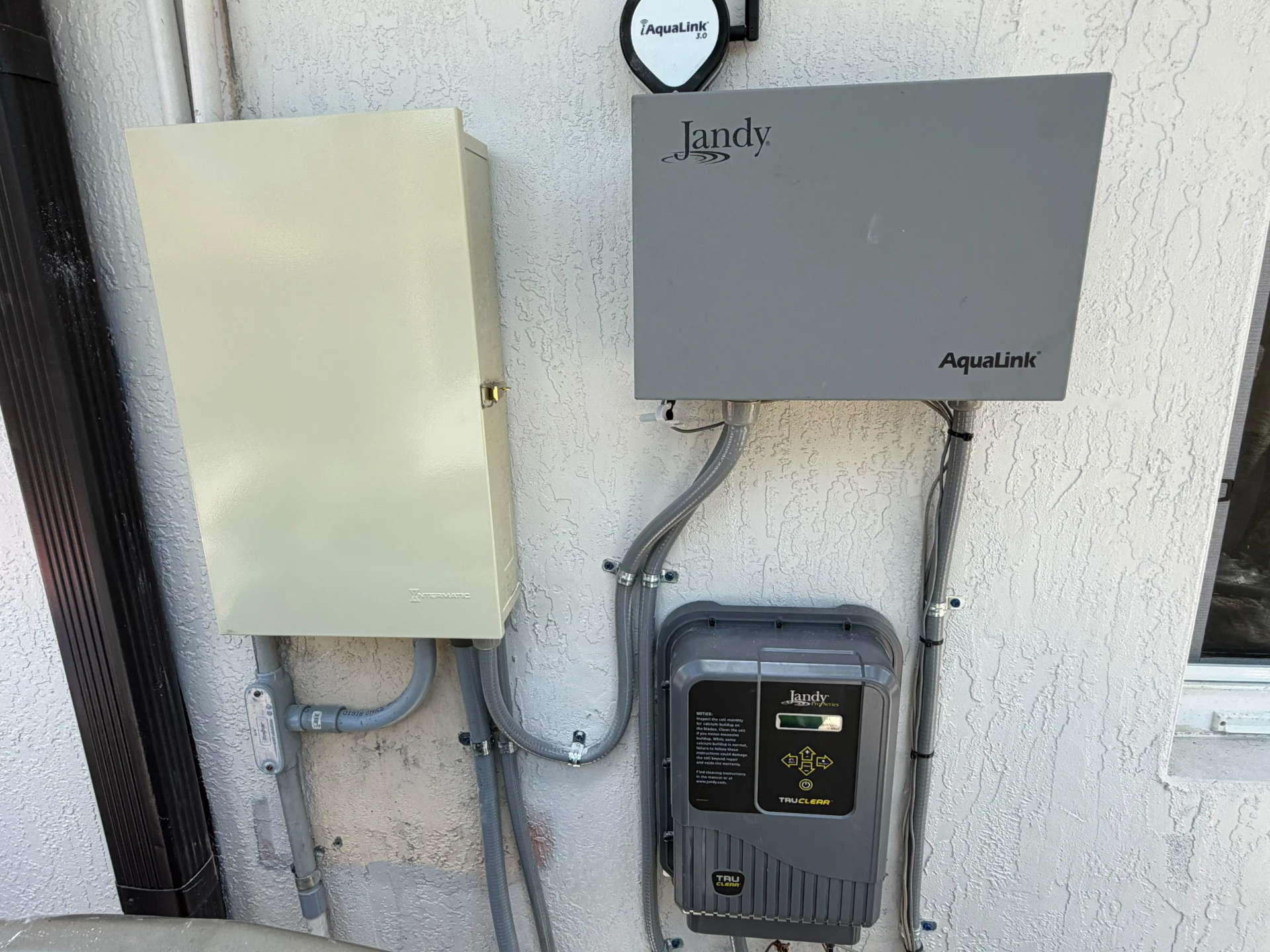 Paneles Jandy AquaLink y TruClear para automatización y cloración de piscina instalados por KAMI